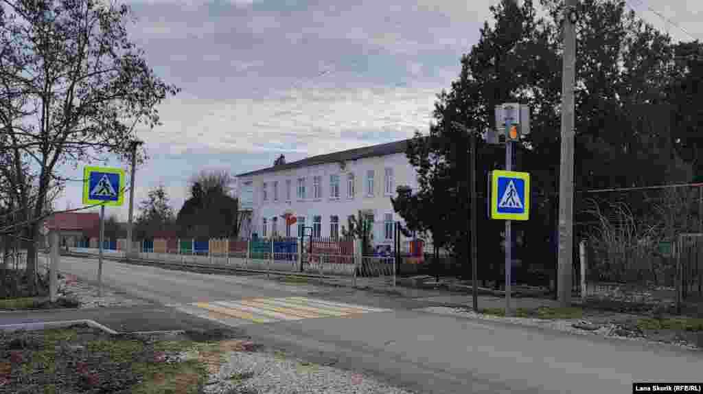 У детского сада «Радуга», за которым находится сельская школа, установили светофор