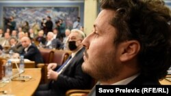 Dritan Abazović (desno) i Zdravko Krivokapić (u sredini) tokom usvajanja Dnevnog reda u Skupštini Crne Gore, Podgorica (3. februar 2022.)