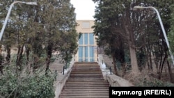 Лестница от клуба к бывшему водолазному техникуму