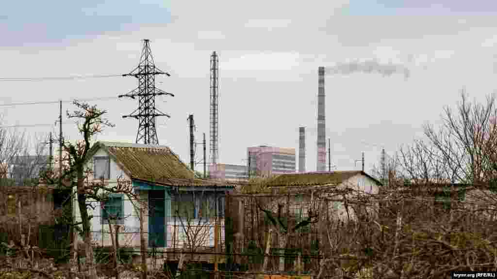 За дачным массивом виднеются трубы АО «Крымский содовый завод». Кроме кальцинированной технической соды, на предприятии с 2008 года выпускают пищевую соль пяти наименований, а с 2013 – пищевую соду