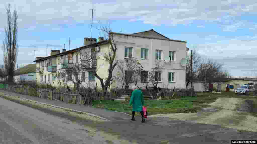 На Бульварной – центральной улице села – в советское время совхоз построил двухэтажные дома для тружеников. Такие же здания есть на улице Московской