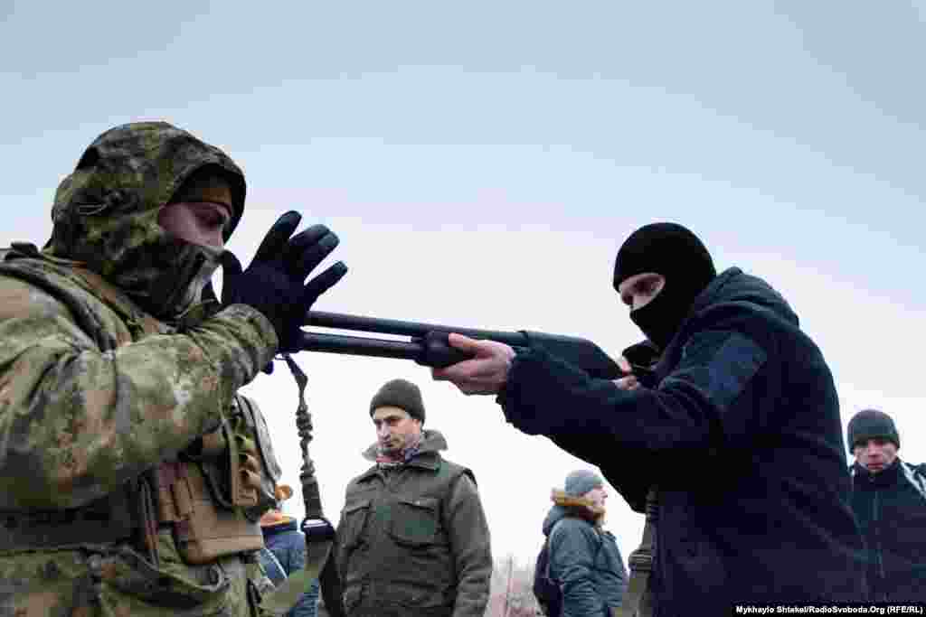 «Стійка має бути такою, щоб віддача від пострілу штовхала рушницю не вгору, а назад», – пояснювали інструктори. Потім вони штовхали дуло рушниці, щоб імітувати віддачу