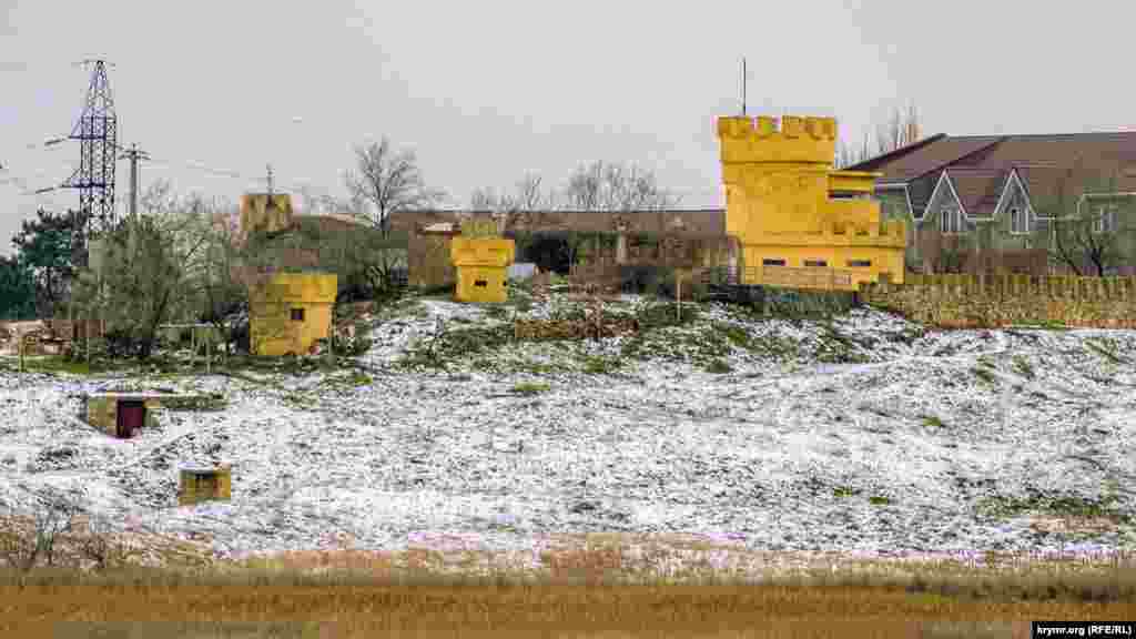 Тот самый Черный холм, или Кара-Тобе, давший первое название населенному пункту. Ныне в бункере на холме действуют одноименный музей и кафе в древнегреческом стиле. В послевоенные годы (вплоть до начала 1960-х годов), там находился командный пункт артиллерийского железнодорожного дивизиона Черноморского флота. Бронепоезд дивизиона нес охрану морского побережья между Саками и Евпаторией