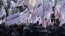 Жорсткі затримання, сутички і сльозогінний газ: у Києві представники SaveФОП штурмували Раду (відео) Жорсткі затримання, сутички і сльозогінний газ: у Києві представники SaveФОП штурмували Раду (відео)