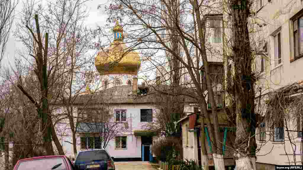 По соседству – Свято-Вознесенский храм