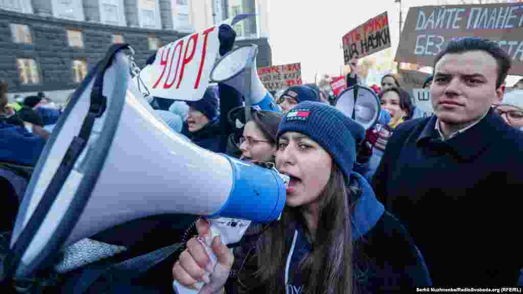Під час другого туру виборів президента Києво-Могилянської академії 27 січня до приміщення, де відбувалося голосування, увірвалися невідомі люди в масках і поцупили скриньку для голосування