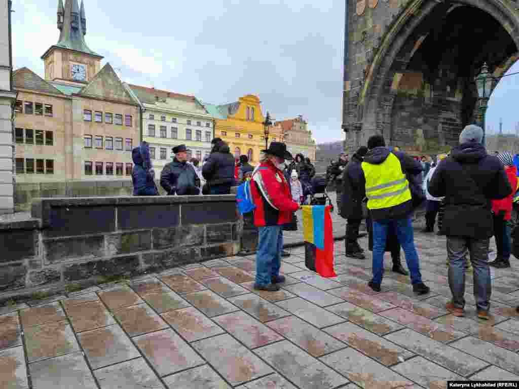 Дехто приніс і червоно-чорний стяг УПА