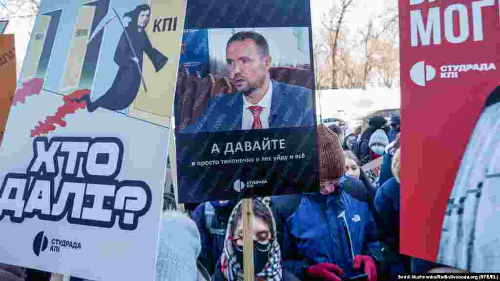 «Ми не отримали прямої позиції прем'єра щодо відставки Сергія Шкарлета. Водночас прем'єр запевнив, що він «на стороні студентів». Він прийняв від нас усне звернення й розпочинає політичні консультації з Верховною Радою. Ми будемо страйкувати до виконання наших вимог, зокрема звільнення Шкарлета», – йдеться у заяві студентів 