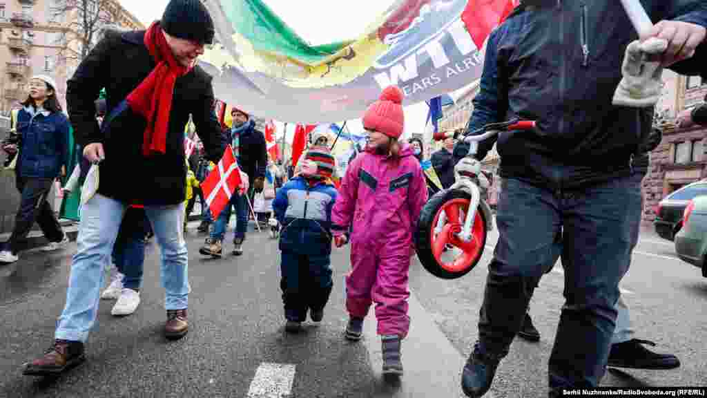 «Настав час міжнародній спільноті показати нашу солідарність перед подальшою російською агресією. Повна підтримка України», – йдеться на сторінці організаторів акції у фейсбуці