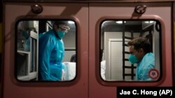 "Maske koje su dovoljno dobre ove hirurške maske FFP2 ili FFP3, koje se koriste kako treba i koje se koriste konstatno su najbolja nemedicinska mjera za spriječavanje virusa. I nema nikakvog razloga da se one ne nose", kaže Rihtman