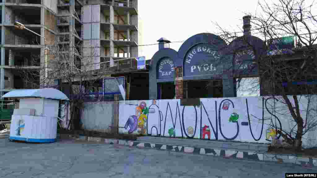 Ресторан «Киевская Русь» в конце набережной сгорел еще в 2011 году и с тех пор стоит заброшенным