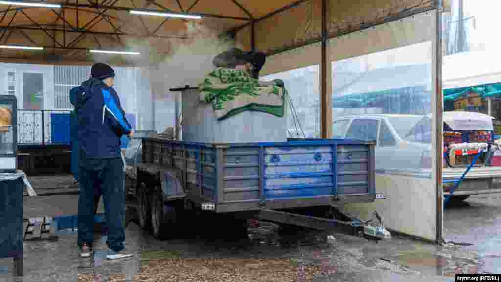 Продавец тандырных лепешек на «Крымском Привозе» работает под навесом