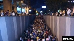 Ереван, горожане прибывают на массовую акцию на проспекте Баграмяна, вечер 30 июля 2016