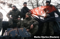 Українські військові 43-ї окремої артилерійської бригади імені гетьмана Тараса Трясила на німецькій САУ Panzerhaubitze поблизу Бахмуту на Донеччині, 5 лютого 2023 року