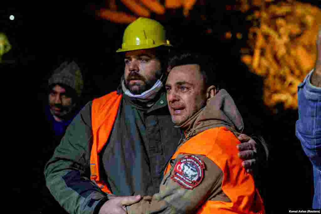 Волонтеры скорбят по погибшим. Хатай, Турция, 8 февраля.    