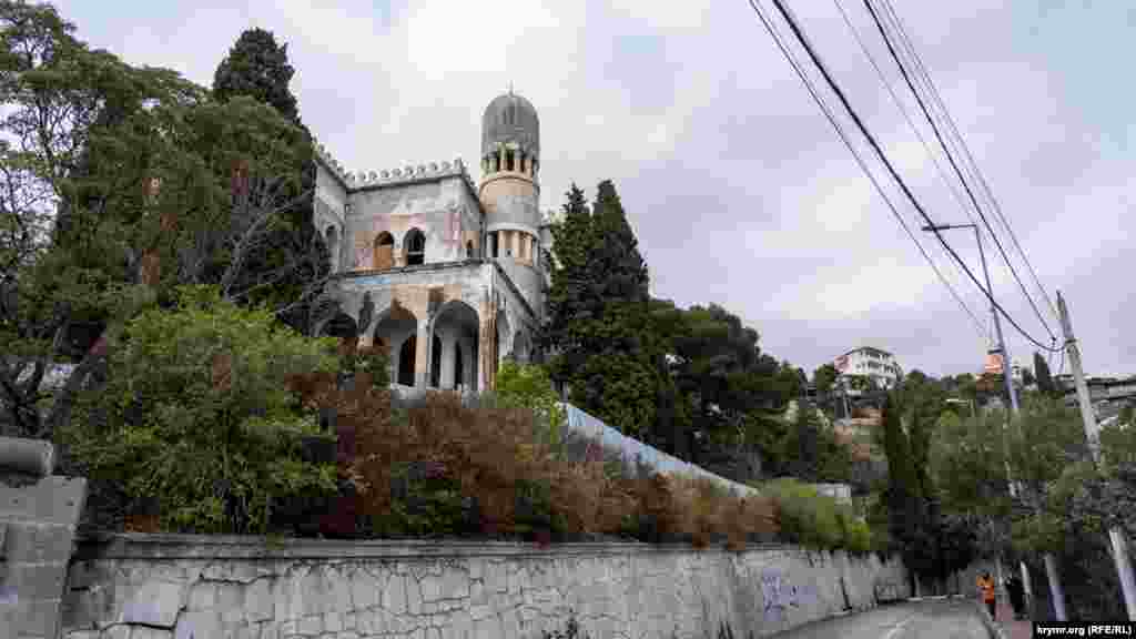 По соседству с «Ксенией» на той же улице Советская находится вилла в псевдомавританском стиле «Мечта». Большинство краеведов предполагают, что виллу начали возводить в 1913 году, а окончательно достроили уже в советский период.  Известно, что в 2017 году она вместе с «Ксенией» попала в список объектов реставрации в рамках российской федеральной целевой программы «развития Крыма». На «Мечту» выделили примерно 40 миллионов рублей, которые пошли только на проведение противоаварийных работ.  