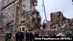 На місці ракетного удару по будинку в Дніпрі, 16 січня 2023 року