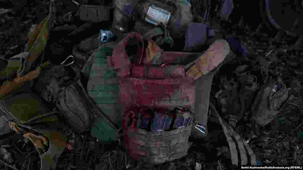 Проте так пощастило не усім. В тому бою своє життя, обороняючись, віддали солдати, які тримали оборону до останнього. Реалії війни, до яких складно звикнути. 