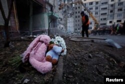 Oamenii au depus flori și jucării în zona atacului în care multe victime au fost copii.