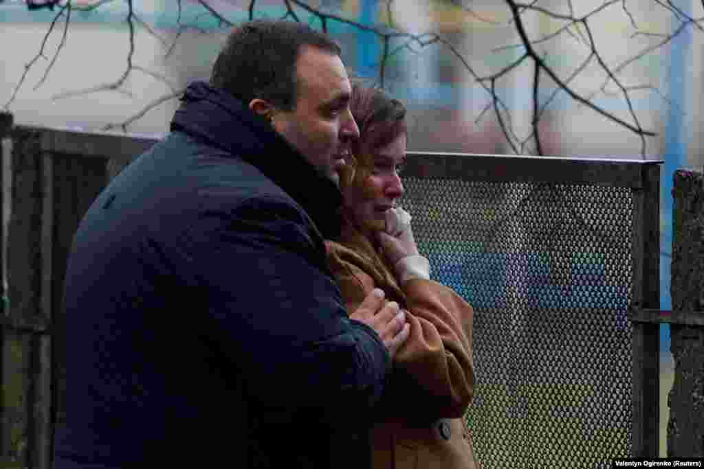 Місцеві жителі плачуть на місці падіння гелікоптера. «Під час цієї трагедії в дитячому садку були діти і… персонал», – написав у Telegram голова Київської області Олексій Кулеба