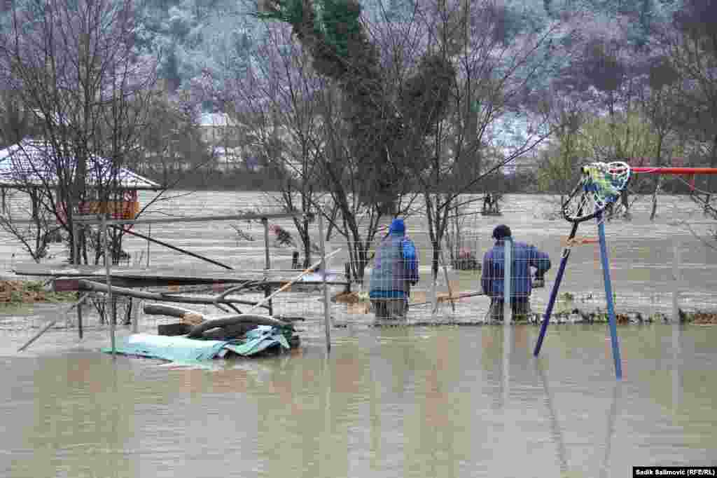 Na fotografiji iz 19. januara vidi se izletište Rajska plaža pod vodom. 