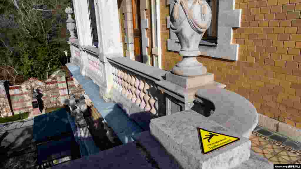 На «травмоопасном» балконе третьего этажа. На самом этаже изначально планировалась детские комнаты