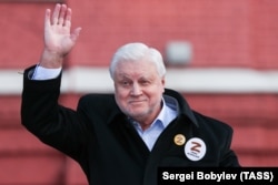 Журналісти стверджують, що вони мають документи, які вказують на те, що у грудні 2022 року Сергій Миронов й Інна Варламова удочерили вивезену з Херсона дівчинку