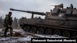 Українські військовослужбовці готуються до ведення вогню по позиціях армії РФ на передовій у Донецькій області, 17 січня 2023 року