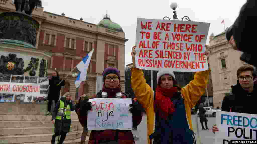 &quot;Putin nije Rusija&quot; i &quot;Mi smo ovde glas onih koje je ućutkala ruska vlada&quot;, stoji na transparentima okupljenih na beogradskom Trgu republike