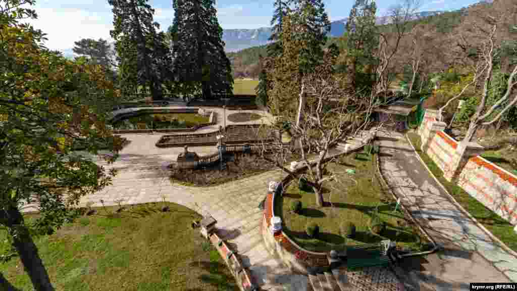 Вид на парк в английском стиле с балкона на третьем этаже дворца. Над его созданием в 1822 году трудился знаменитый немецкий садовод Карл Кебах. На месте расчищенного участка леса он разбит на газоны и цветники. Сейчас в парке растут более 250 видов деревьев и кустарников. Большинство из них – «пришельцы»: бамбук, секвойи, кедры, разнообразные хвойные породы