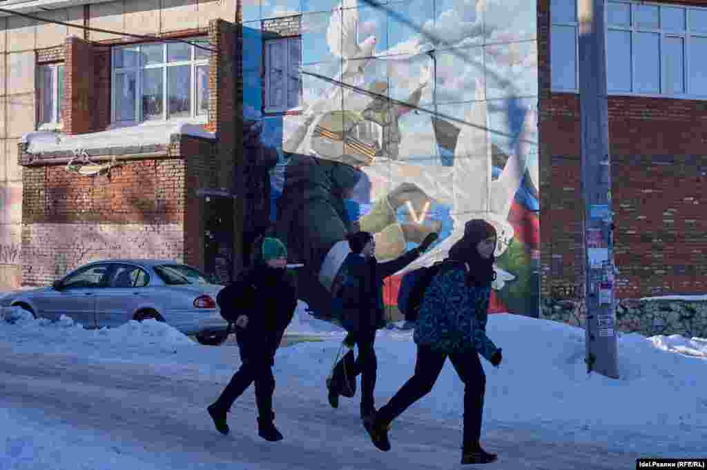 Муралы на Вологодской улице в Уфе 