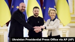 Президент України Володимир Зеленський (посередині), президент Європейської ради Шарль Мішель (ліворуч) і голова Єврокомісії Урсула фон дер Ляєн у день саміту Україна-ЄС. Київ, 3 лютого 2023 року
