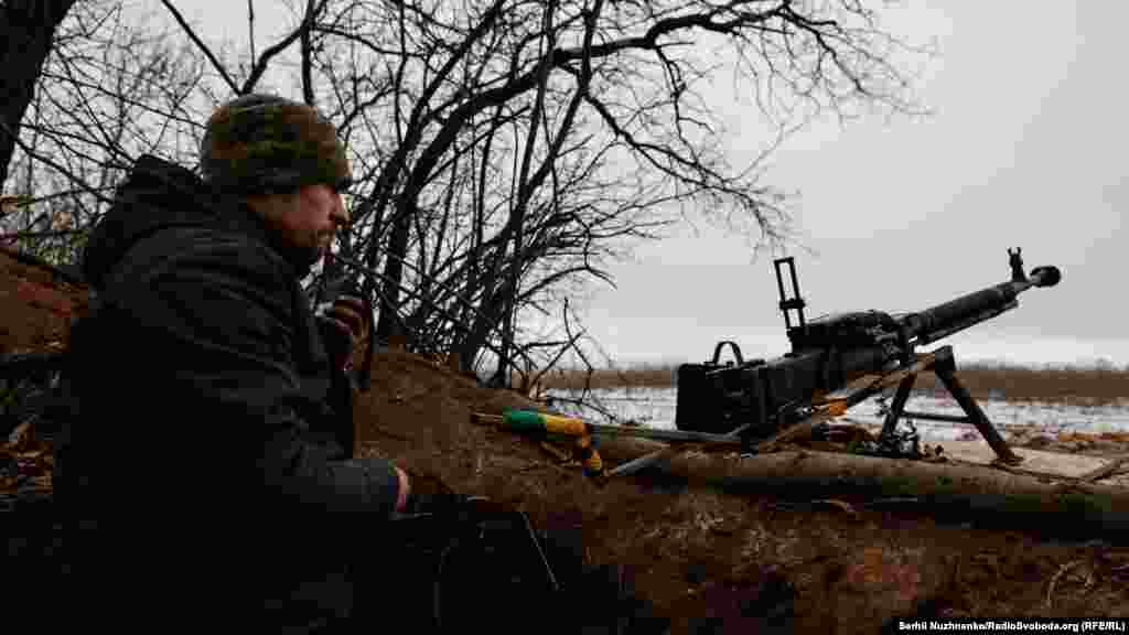 Олександр з позивним «Доля" йде до кулеметної точки та прострілює свою ділянку відповідальності, аби з цього напрямку не рушили сили. 