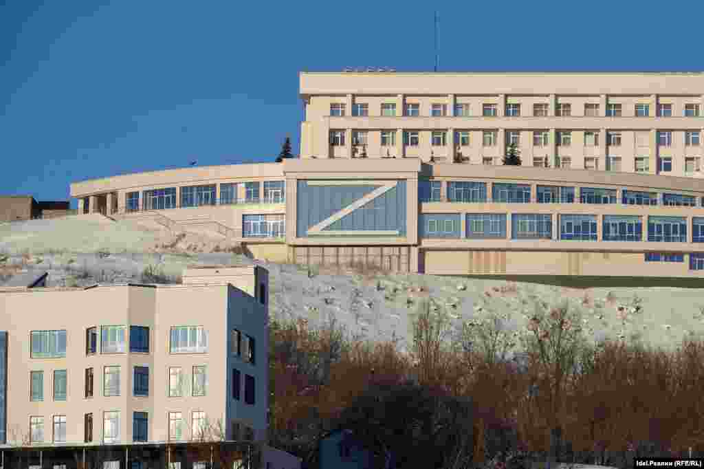 На въезде в город из машины можно увидеть букву Z в окне Дома республики 