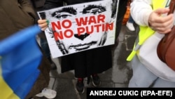 Плакат із зображення президента Росії Володимира Путіна і написом «Ні війні, ні Путіну» на акції протесту в столиці Сербії. Белград, 24 грудня 2022 року