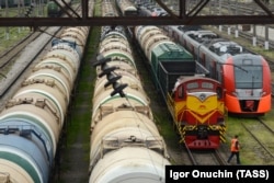 Вантажні потяги на залізничній станції Краснодар-1. Оскільки ціни на нафту падають, виробники нафти стикаються з проблемами зберігання