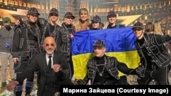 Учасники Light Balance Kids після виступу на шоу America`s Got Talent разом із суддями