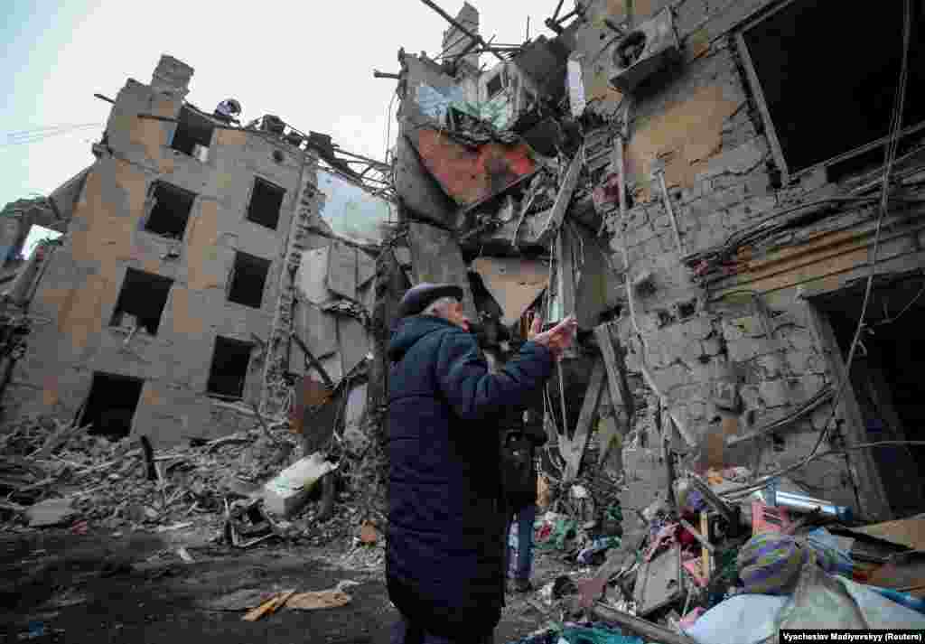 Чоловік стоїть біля житлового будинку, зруйнованого російським ракетним ударом по Краматорську. 2 лютого 2023 року