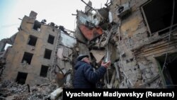 Російські снаряди влучили у багатоквартирний будинок, майже повністю зруйновано верхні поверхи. Фото ілюстративне