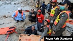 Як повідомив представник поліції, десятки поранених перевели до найближчих лікарень