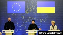 Президент України Володимир Зеленський (посередині), президент Європейської ради Шарль Мішель (ліворуч) і голова Єврокомісії Урсула фон дер Ляєн на пресконференції після саміту Україна-ЄС. Київ, 3 лютого 2023 року