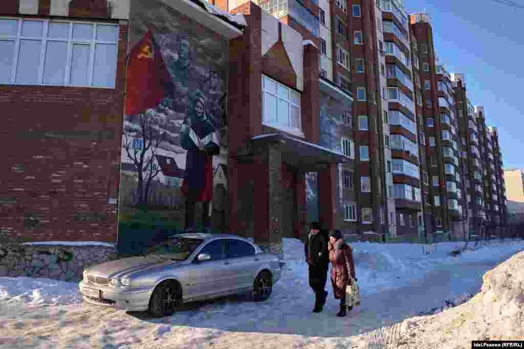 "Бабушка с советским флагом" 