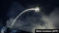 Робота пожежників на гасінні пожежі на заводі з виробництва дронів Edge Autonomy, Марупе, Латвія, 7 лютого 2023 року