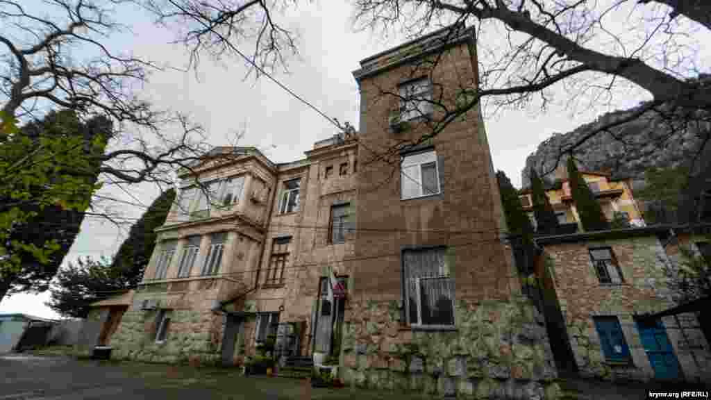 Вилла в стиле неоклассицизм «Нюкта» – это теперь 12-квартирный жилой дом, где проживают в основном семьи бывших работников детского противотуберкулезного санатория «Юность». Считается памятником градостроительства и архитектуры регионального значения. До сих пор на крыше сохранилась фигура древнегреческой богини ночи Нюкты. По словам одной из жительниц дома, в 80-х годах во время капремонта в помещениях убрали все камины, не подключив при этом жилье к централизованному отоплению. «Греемся электрикой, вылетает в копеечку», – посетовала женщина