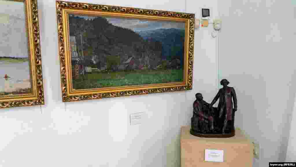 Над скульптурной композицией «Тарас Шевченко и Николай Чернышевский»  картина «Земля Закарпатская. Вечер» Даниила Безуглого (1914-1977). Его работы хранятся в Национальном художественном музее Украины, художественных музеях во Львове, Харькове, Одессе, Полтаве, Суммах, Чернигове, Лубенской художественной галерее