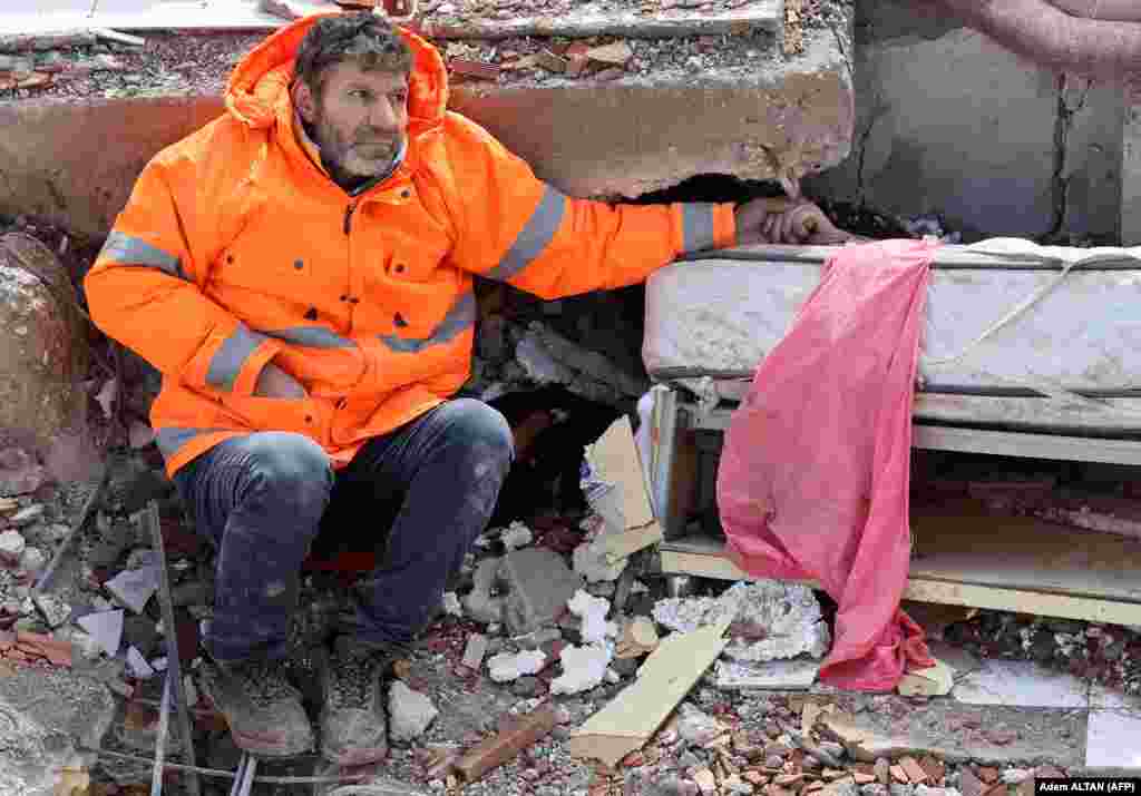 Месут Ханджер держит за руку свою умершую 15-летнюю дочь Ирмак. Снимок сделан 7 февраля. В южных турецких городах Кахраманмараш и Газиантеп, эпицентре землетрясения, живут около трех миллионов человек.  