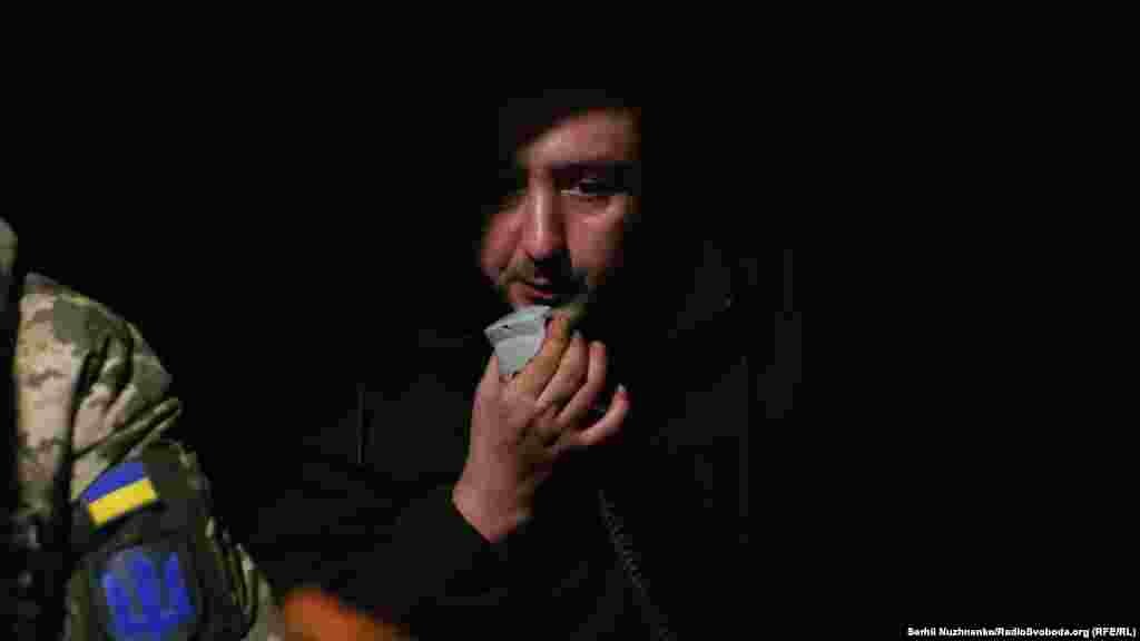 Як і цього разу на фланзі, з боку Соледара, група завербованих ПВК «Вагнер озброєних людей намагається пробити оборону ЗСУ. Військові дають команду знищити противника. 