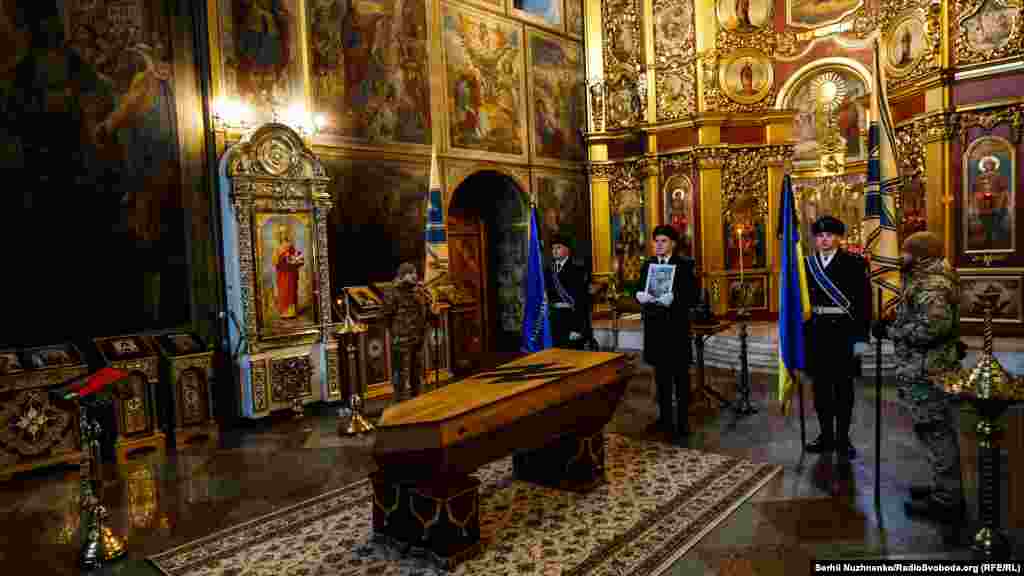 Прощання у Михайлівському Золотоверхому соборі у Києві із старшим лейтенантом, командиром бойової снайперської групи розвідки ОЗСП «Азов» НГУ Ігорем Линдюком