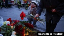 Жінка біля місця аварії вертольота у Броварах, 18 січня 2023 року