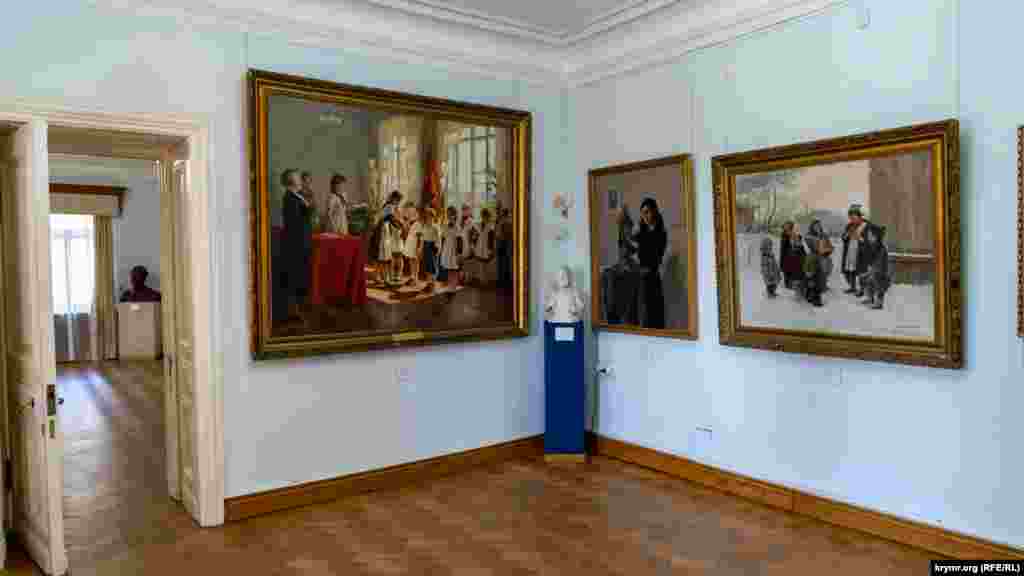 «Пионерский» уголок выставки. Главная в нем картина «Прием в пионеры» – дипломная работа выпускника Киевского художественного института Ивана Тихого (1927-1982), впоследствии получившего звание Заслуженного деятеля искусств Украинской ССР